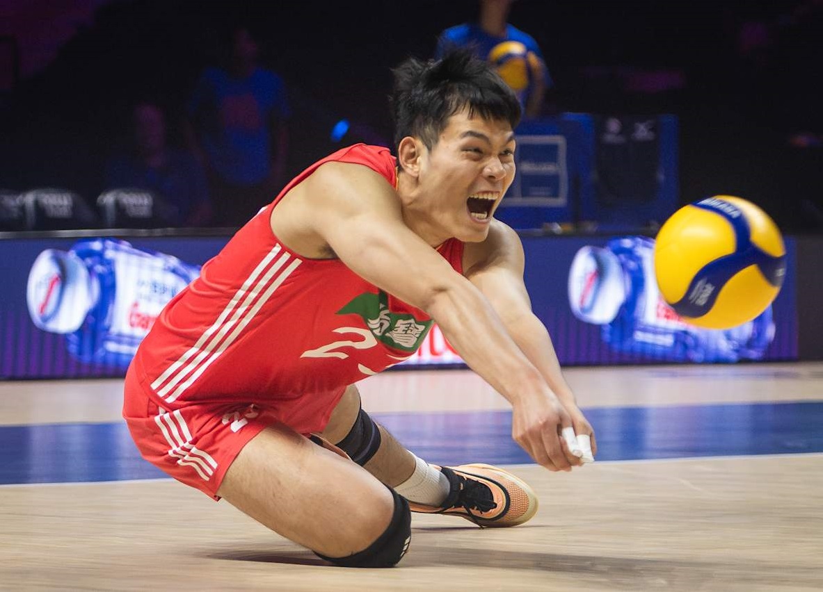 强者之战：球员拼搏至恒，胜负攸关