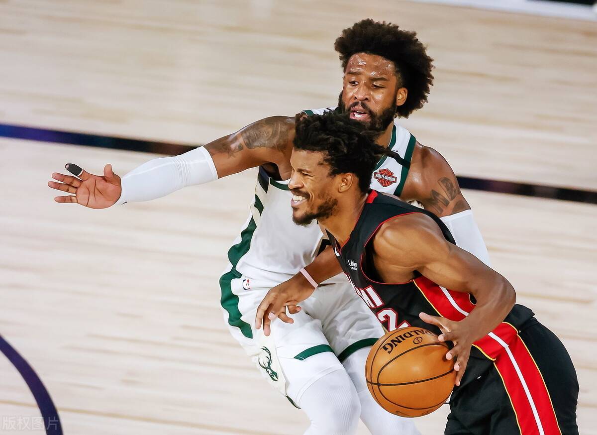 球队逆风破浪，携手共进赢得比赛胜利