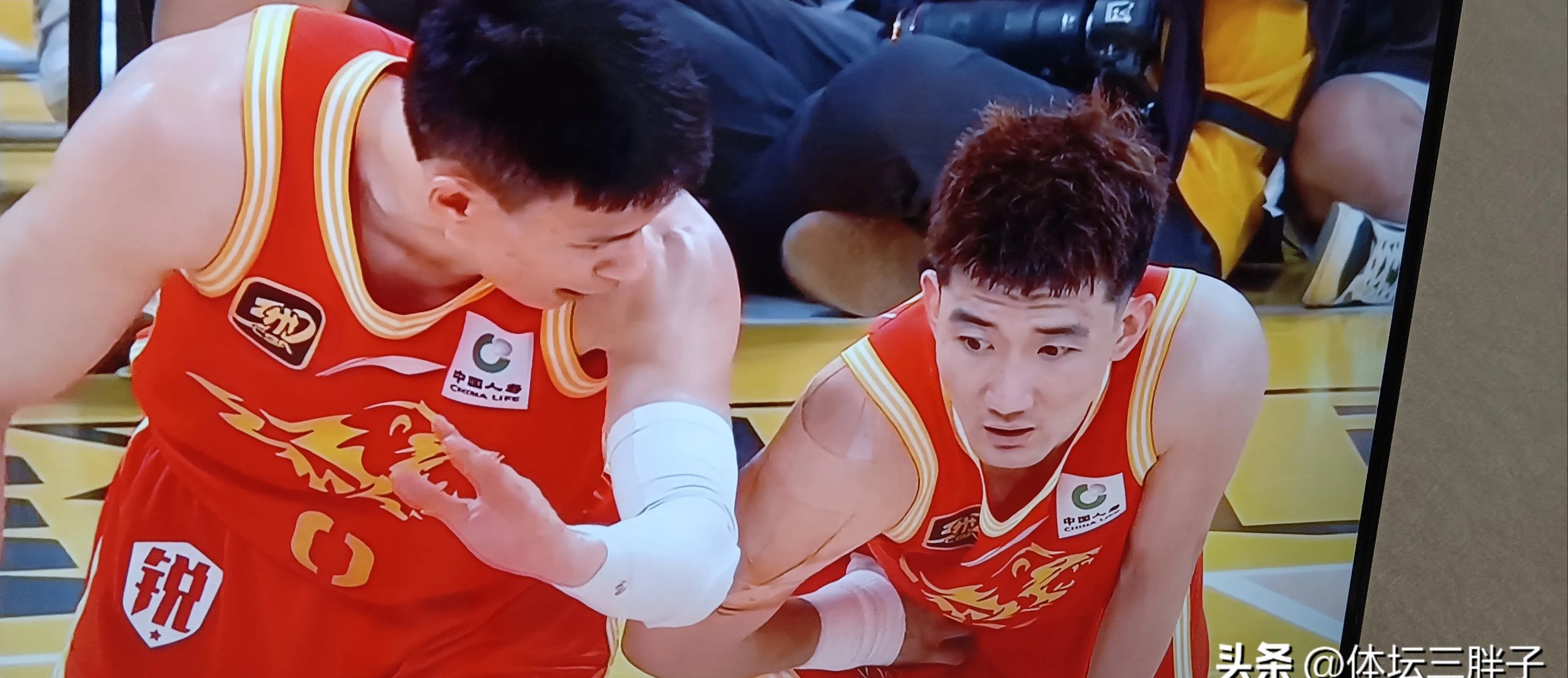 马刺轻取广州队，胡金秋扛起全队