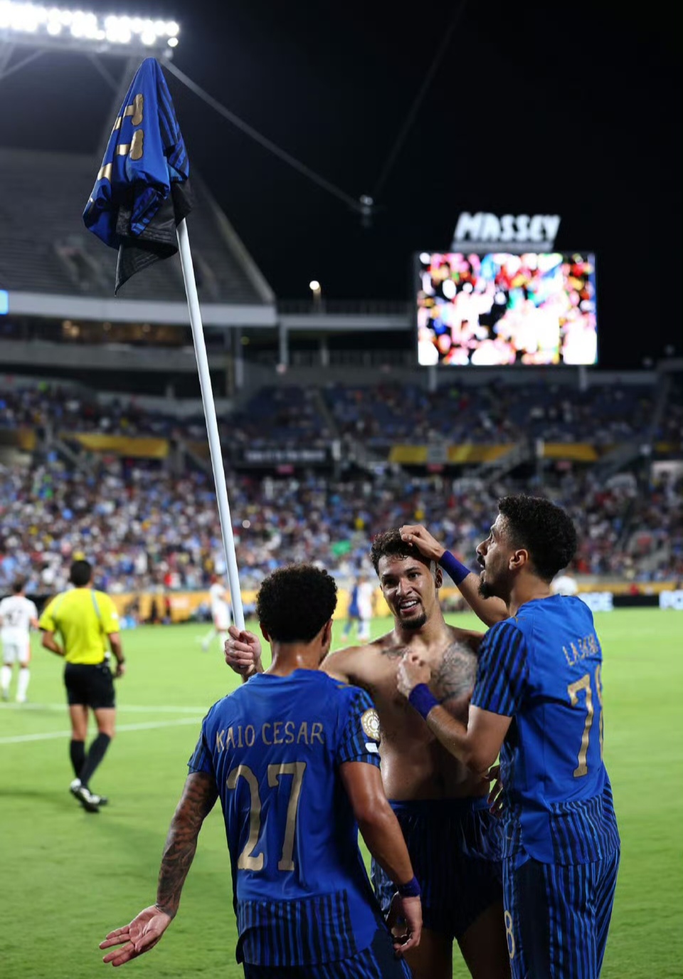 曼城完胜西班牙,伊布扛起全队 曼城完胜西班牙,伊布扛起全队