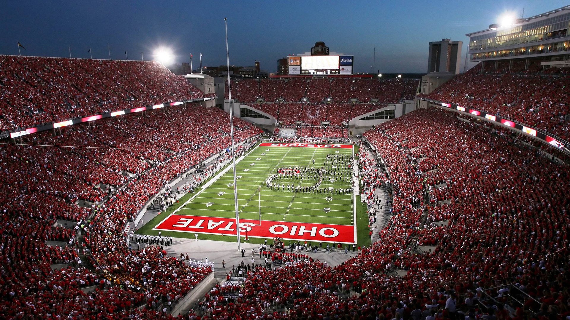 赛道上的星辰，拉文在F1新赛季揭幕战之夜的决胜时刻